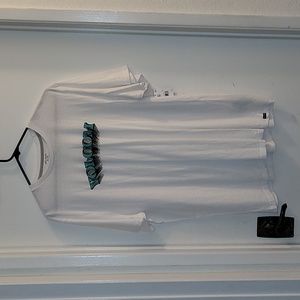 Welcome short sleeve graphic tea.